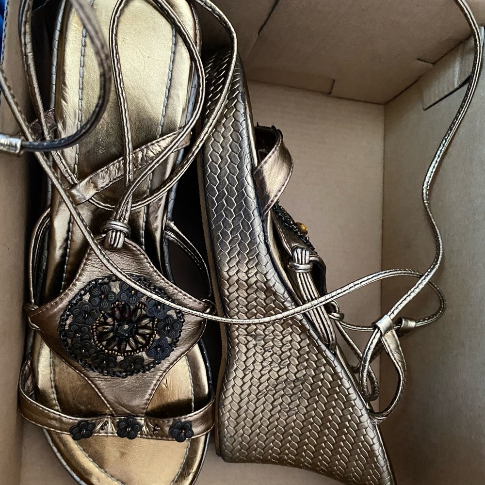 A gold wrap around heel